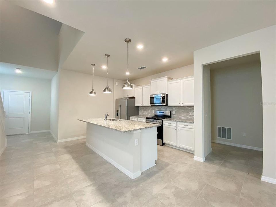 出租: $3,580 (7 贝兹, 5 浴室, 3281 平方英尺)