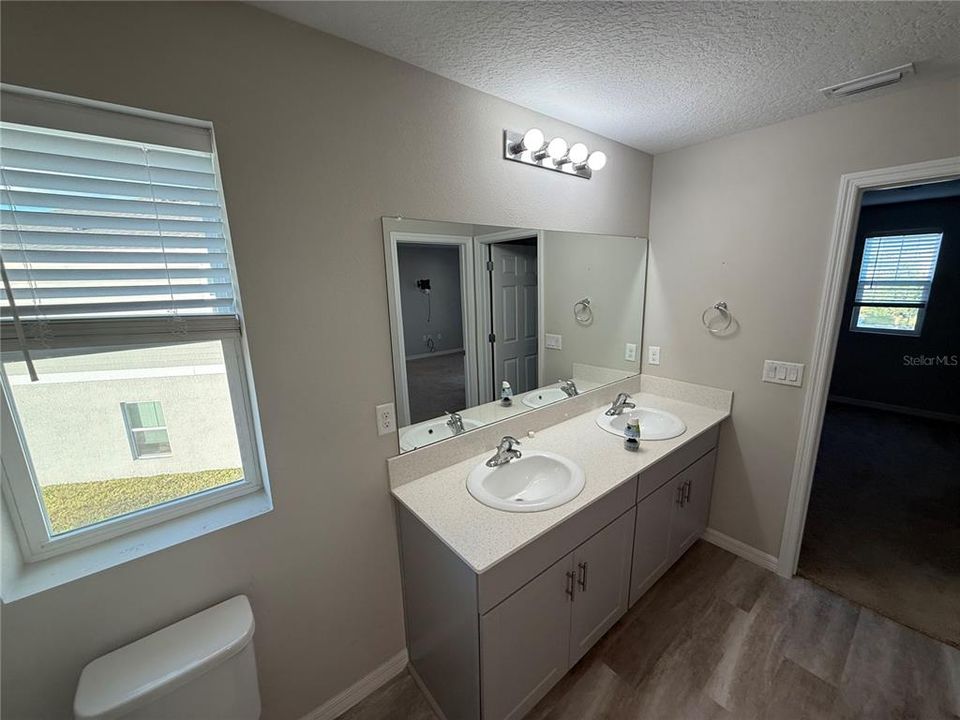 For Sale: $415,000 (5 beds, 3 baths, 2479 Square Feet)