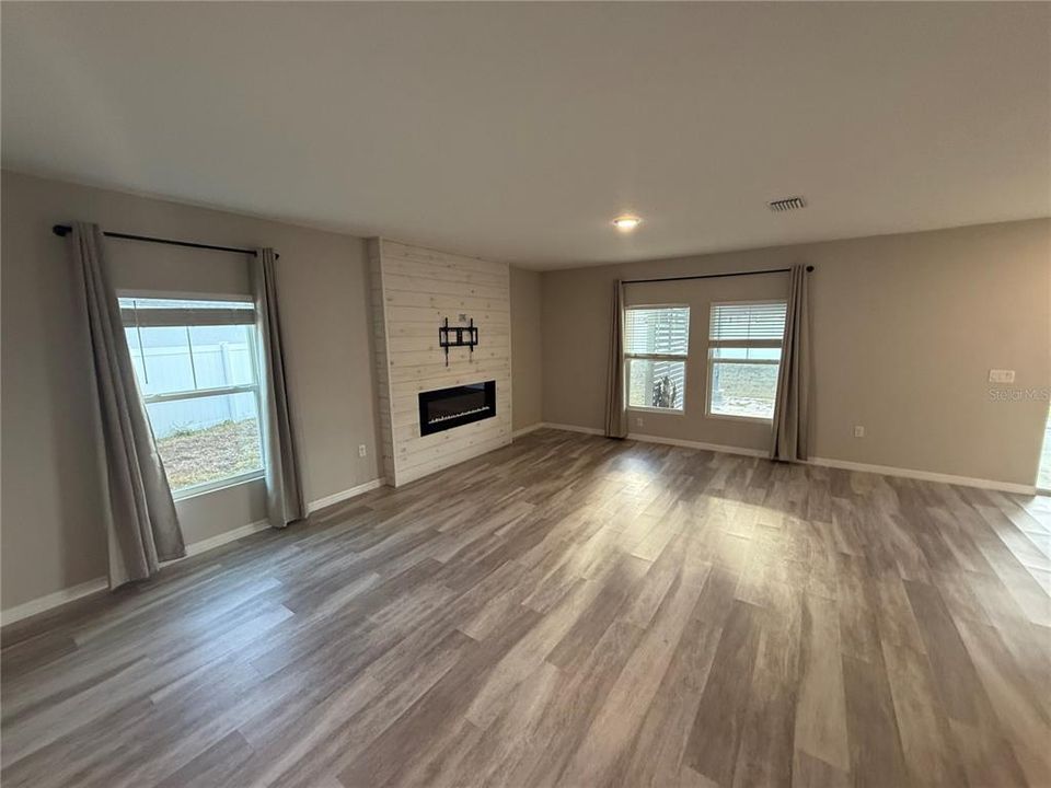 For Sale: $415,000 (5 beds, 3 baths, 2479 Square Feet)