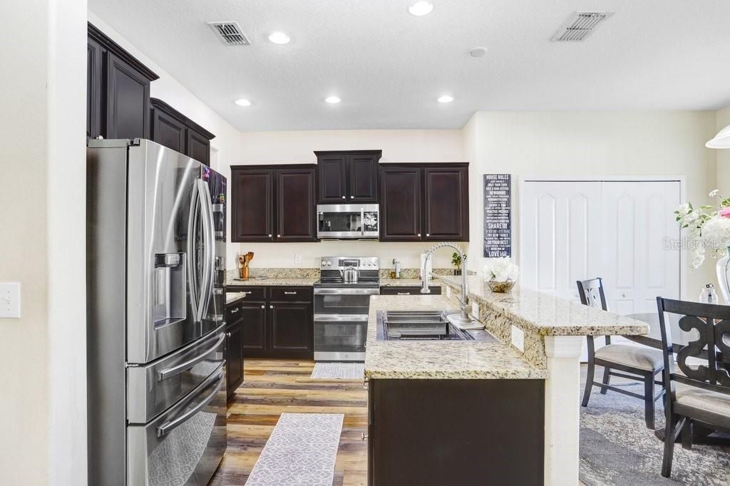 待售: $490,000 (5 贝兹, 2 浴室, 3121 平方英尺)