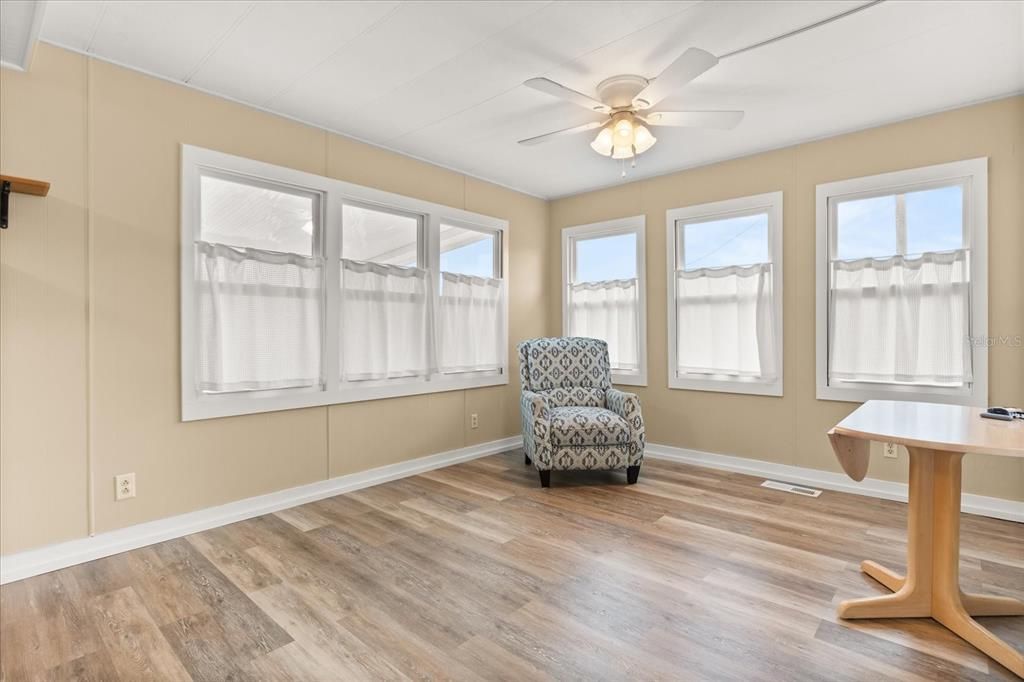 待售: $165,000 (2 贝兹, 2 浴室, 624 平方英尺)