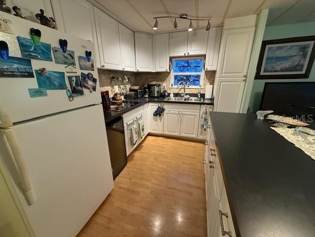 For Sale: $109,900 (1 beds, 2 baths, 560 Square Feet)