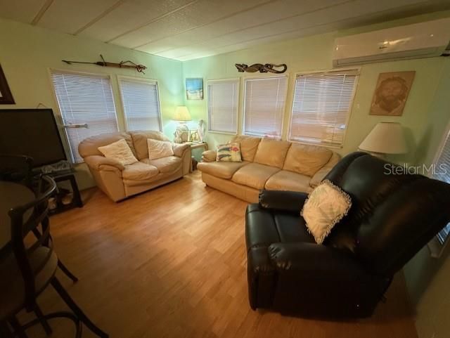 For Sale: $109,900 (1 beds, 2 baths, 560 Square Feet)