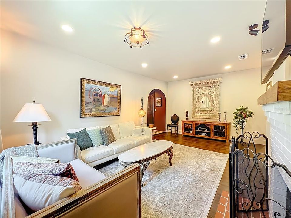 For Sale: $589,000 (3 beds, 3 baths, 1646 Square Feet)