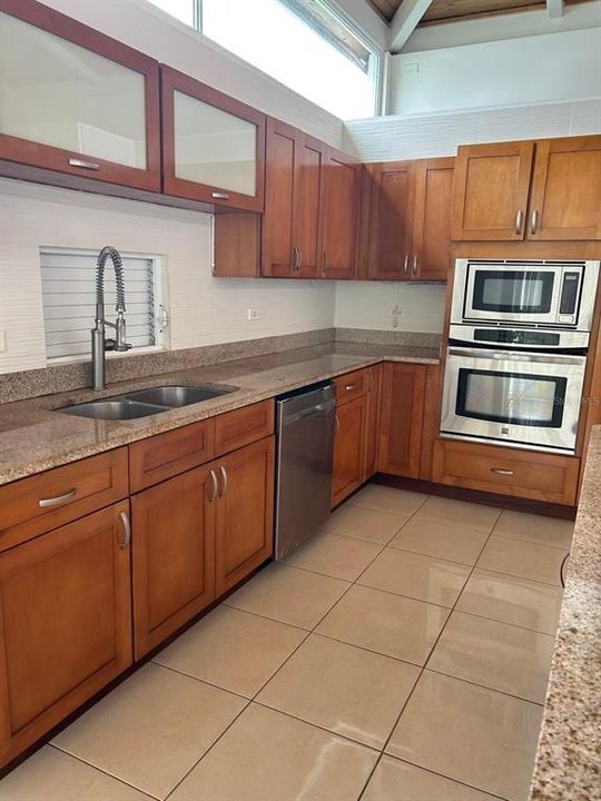 For Sale: $545,000 (4 beds, 4 baths, 2890 Square Feet)