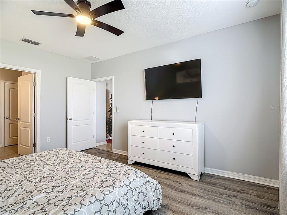 待售: $329,000 (4 贝兹, 2 浴室, 1867 平方英尺)