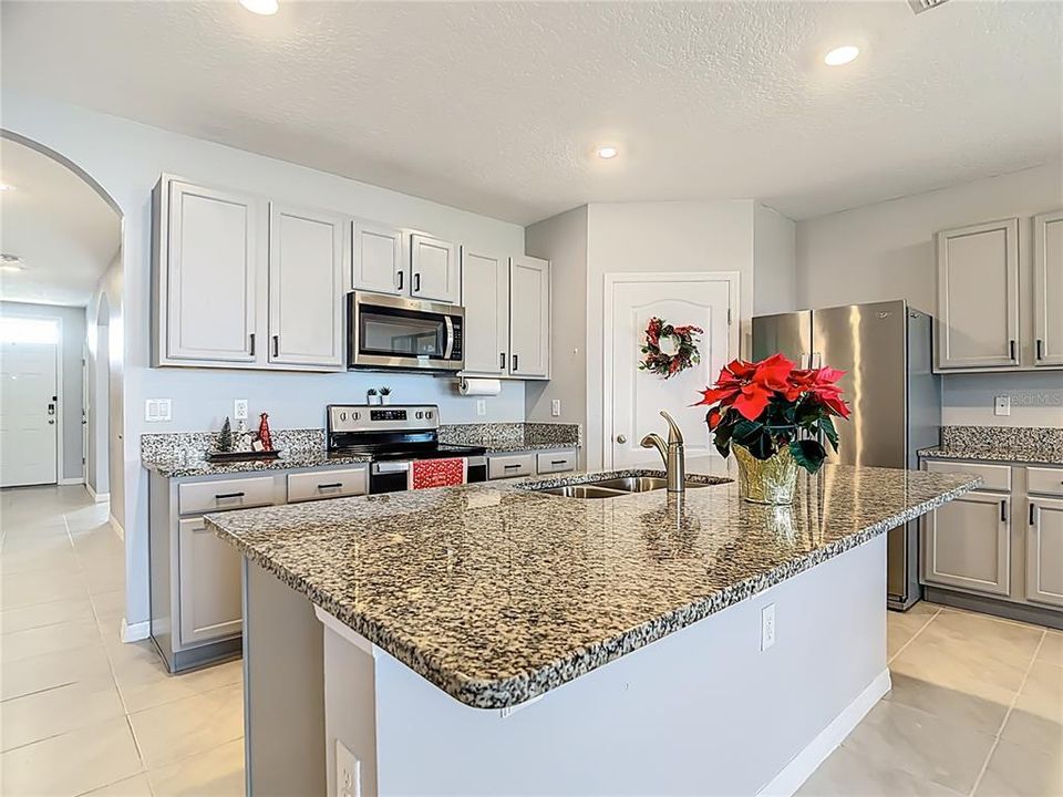 待售: $329,000 (4 贝兹, 2 浴室, 1867 平方英尺)