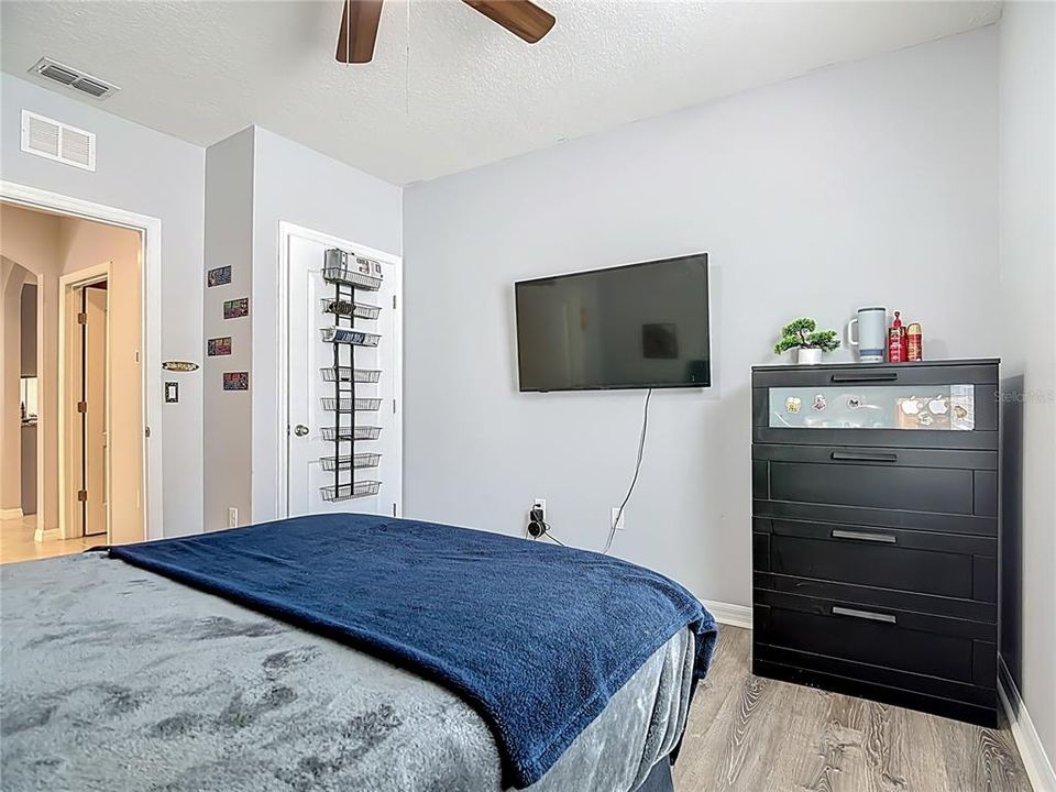 待售: $329,000 (4 贝兹, 2 浴室, 1867 平方英尺)