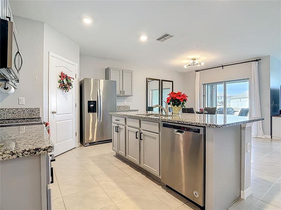 待售: $329,000 (4 贝兹, 2 浴室, 1867 平方英尺)