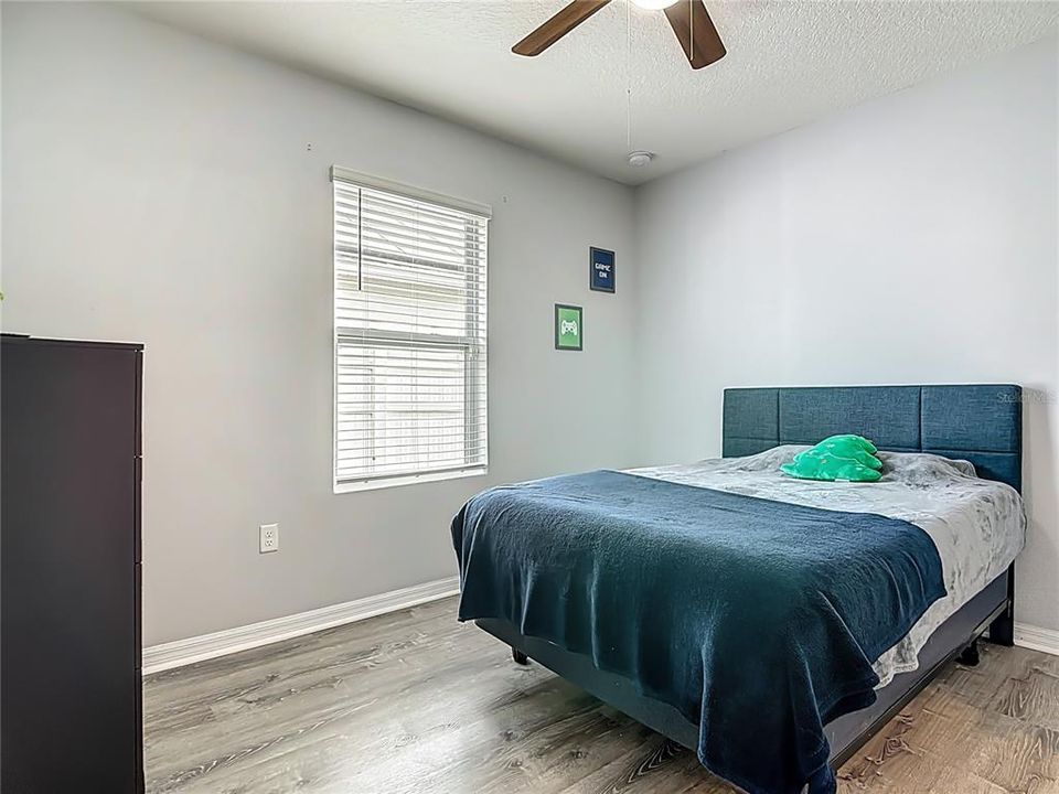 待售: $329,000 (4 贝兹, 2 浴室, 1867 平方英尺)