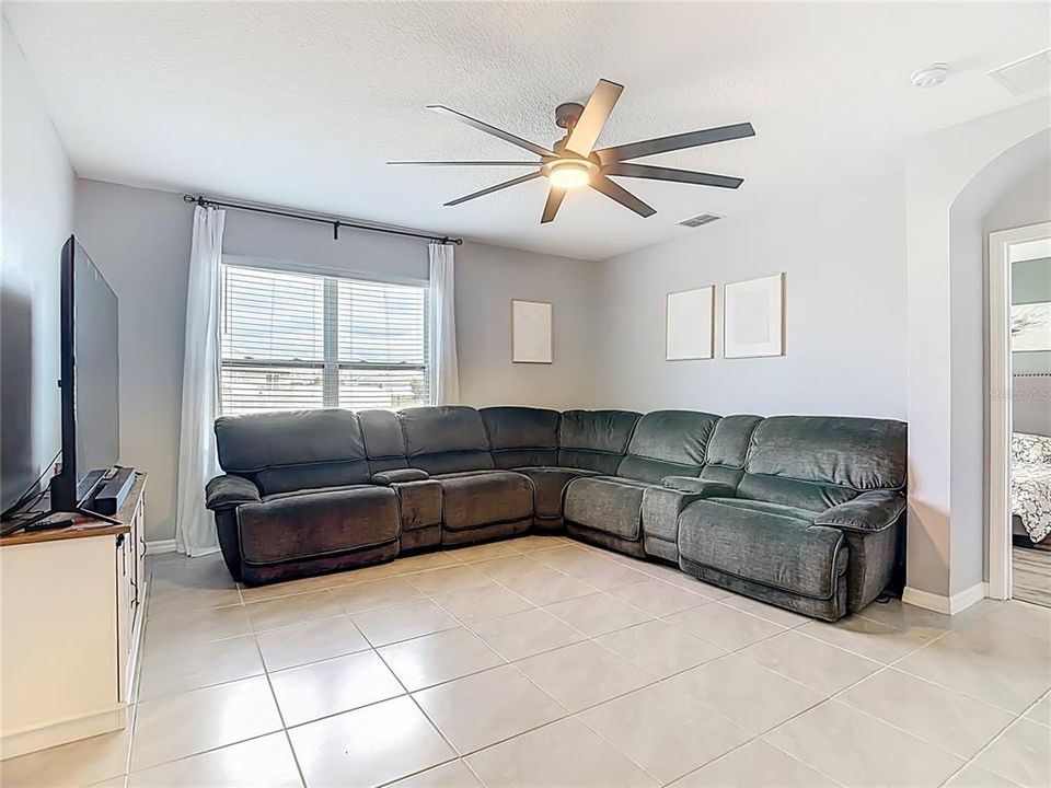 待售: $329,000 (4 贝兹, 2 浴室, 1867 平方英尺)