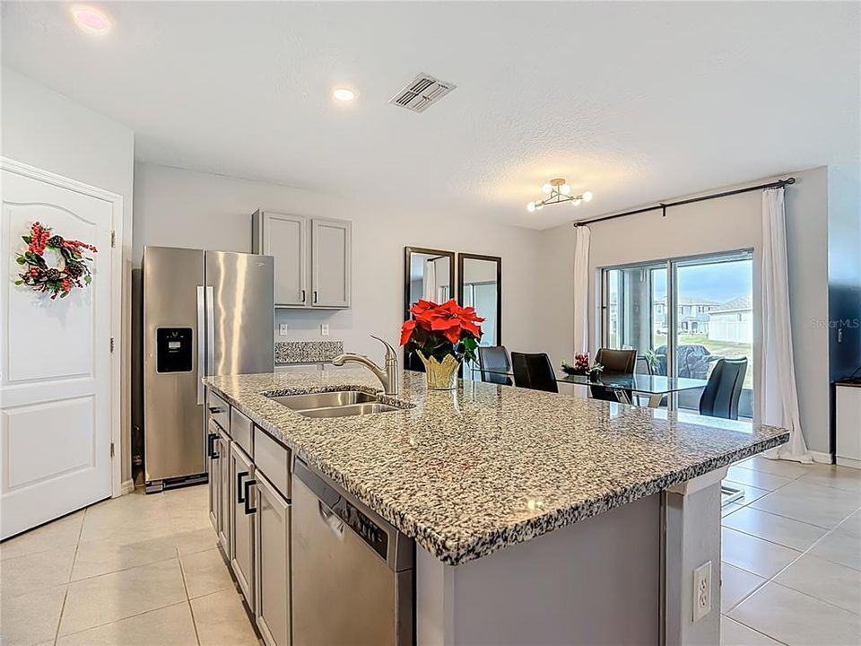 待售: $329,000 (4 贝兹, 2 浴室, 1867 平方英尺)