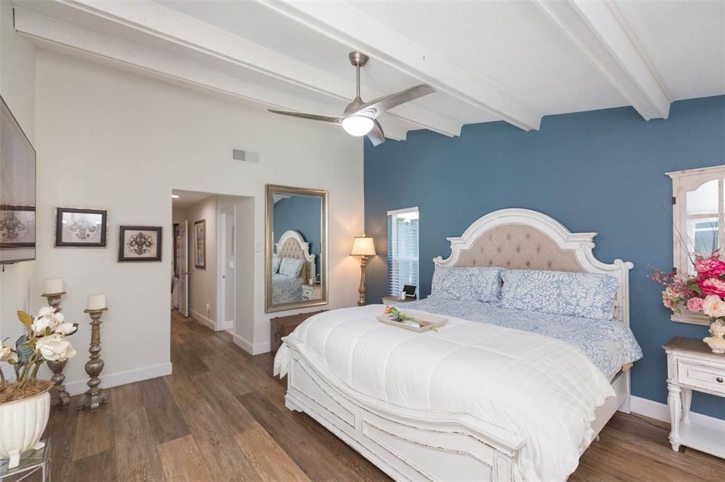 For Sale: $949,900 (4 beds, 2 baths, 2550 Square Feet)