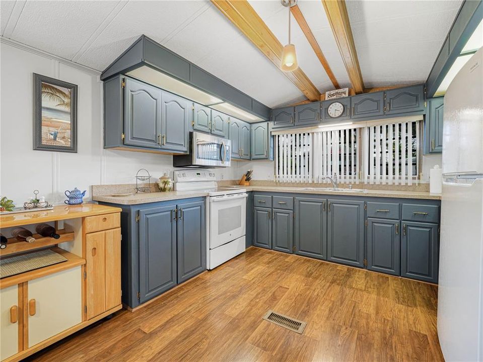 For Sale: $119,900 (1 beds, 1 baths, 732 Square Feet)