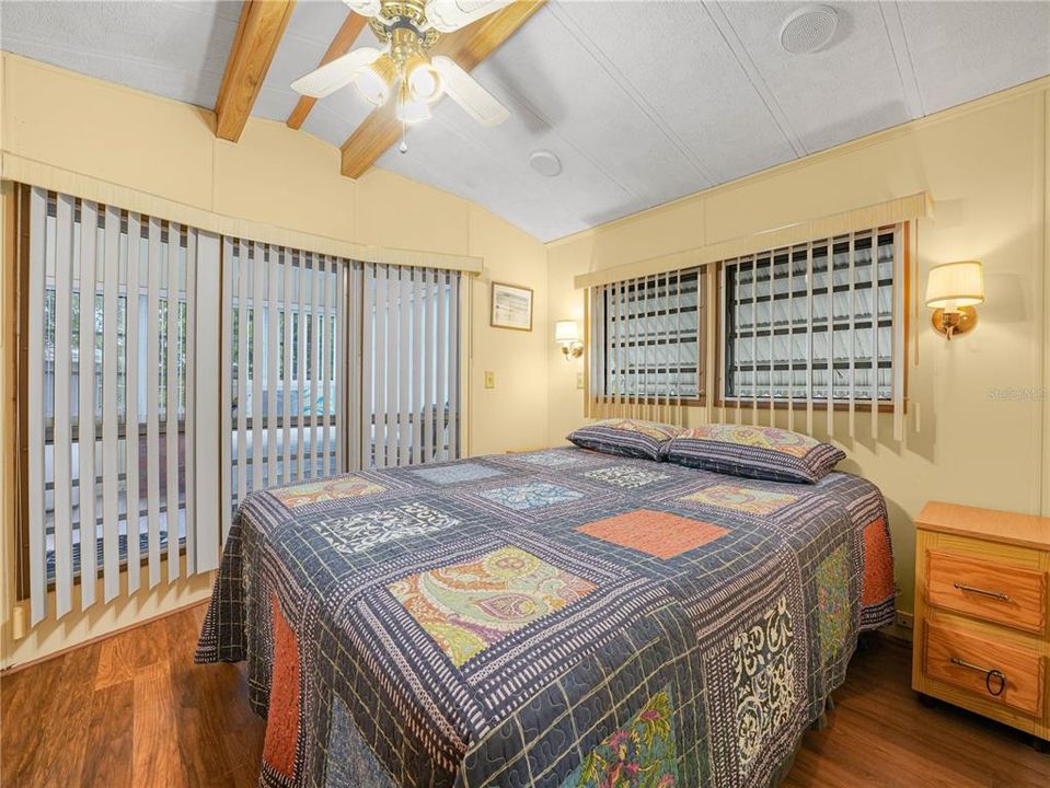 For Sale: $119,900 (1 beds, 1 baths, 732 Square Feet)