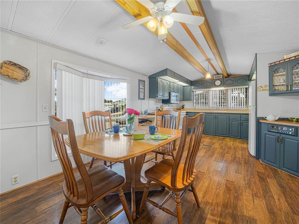 For Sale: $119,900 (1 beds, 1 baths, 732 Square Feet)