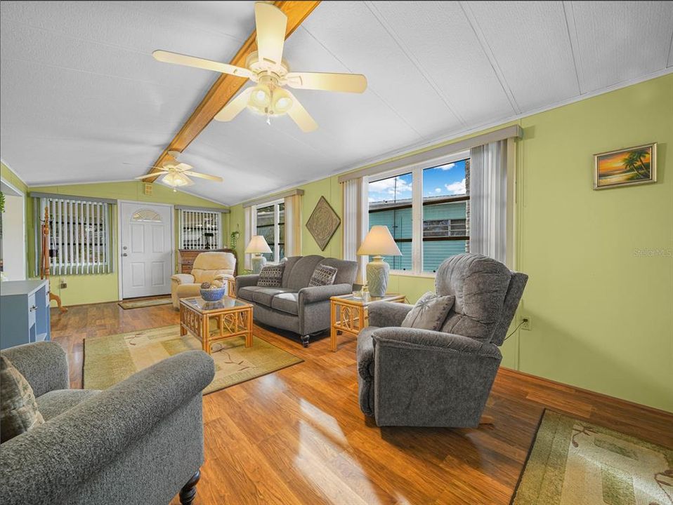 For Sale: $119,900 (1 beds, 1 baths, 732 Square Feet)