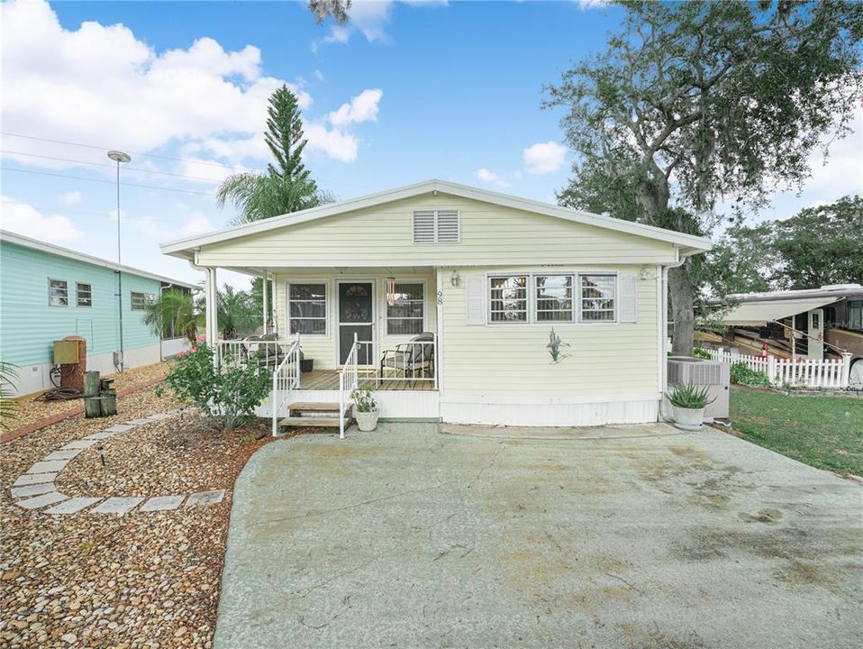 For Sale: $119,900 (1 beds, 1 baths, 732 Square Feet)