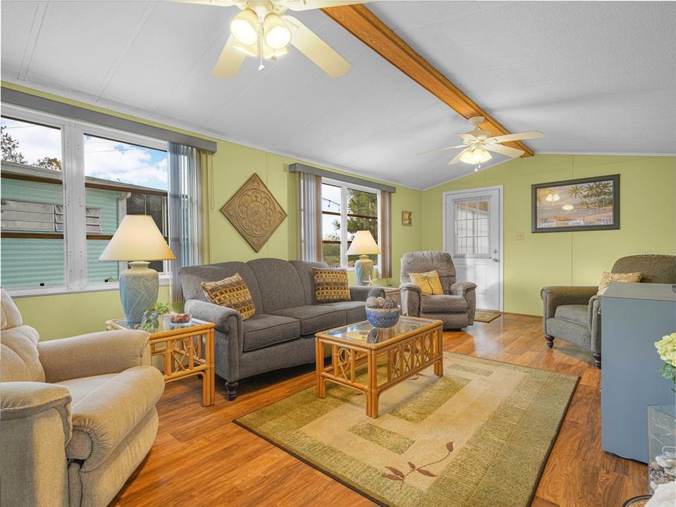 For Sale: $119,900 (1 beds, 1 baths, 732 Square Feet)