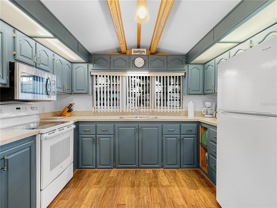 For Sale: $119,900 (1 beds, 1 baths, 732 Square Feet)