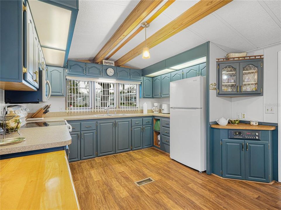 For Sale: $119,900 (1 beds, 1 baths, 732 Square Feet)