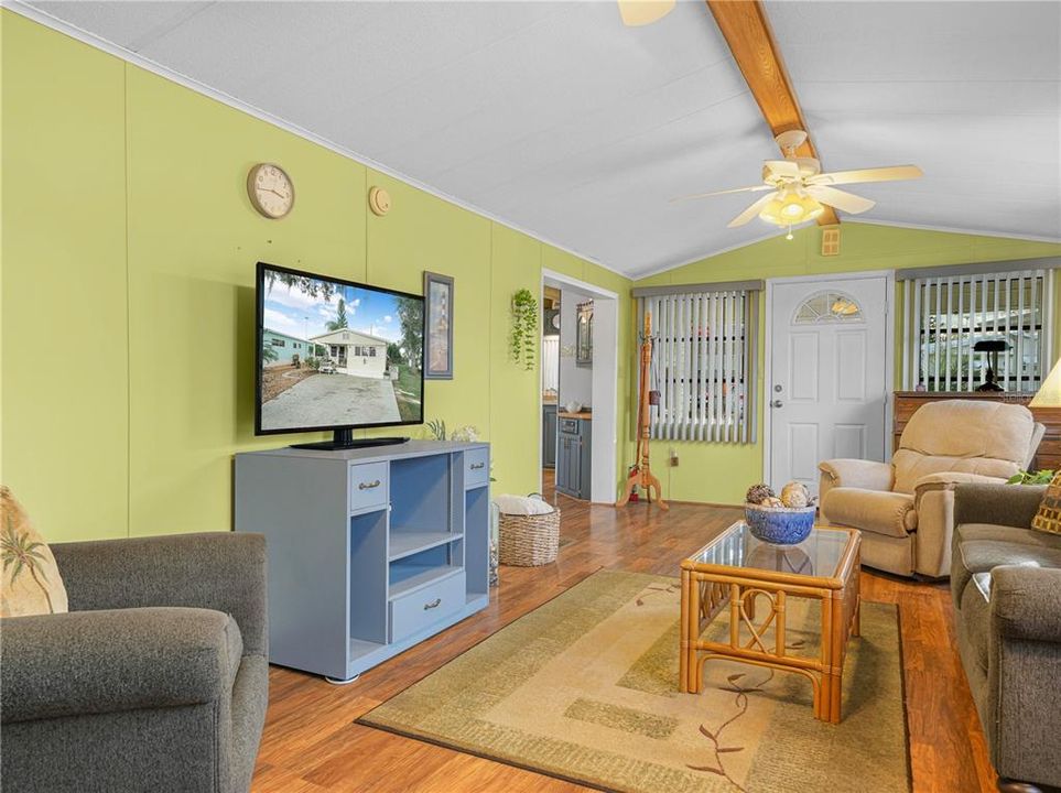 For Sale: $119,900 (1 beds, 1 baths, 732 Square Feet)