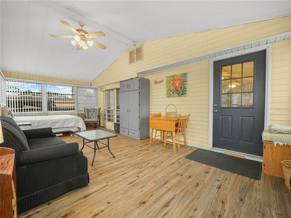 For Sale: $119,900 (1 beds, 1 baths, 732 Square Feet)