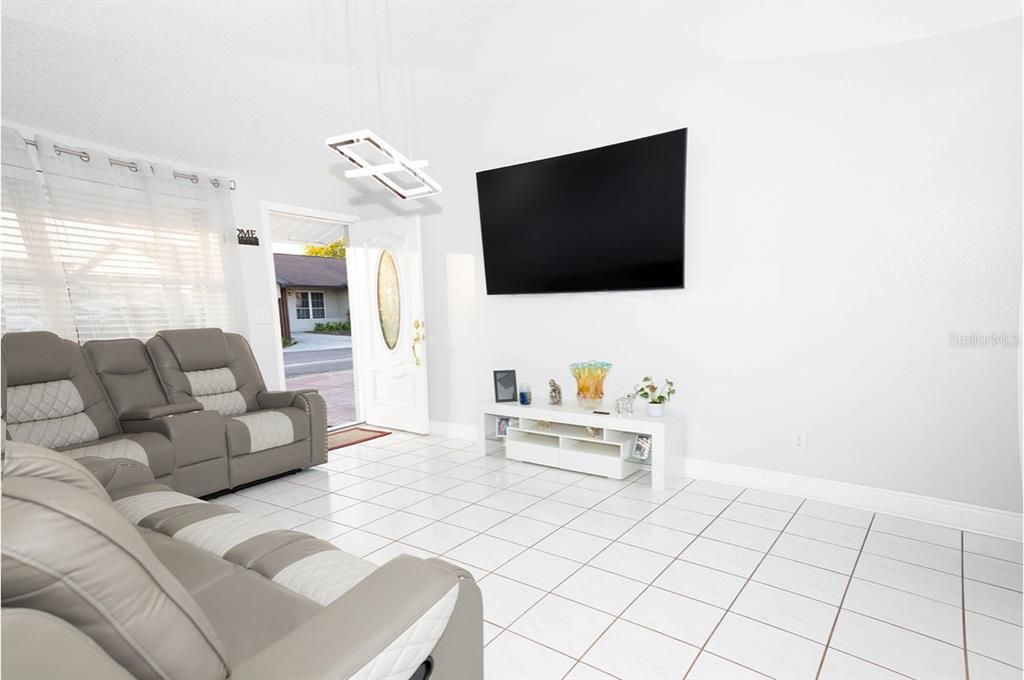 待售: $409,900 (4 贝兹, 2 浴室, 1600 平方英尺)