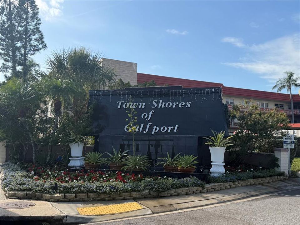 For Sale: $139,000 (1 beds, 1 baths, 1060 Square Feet)