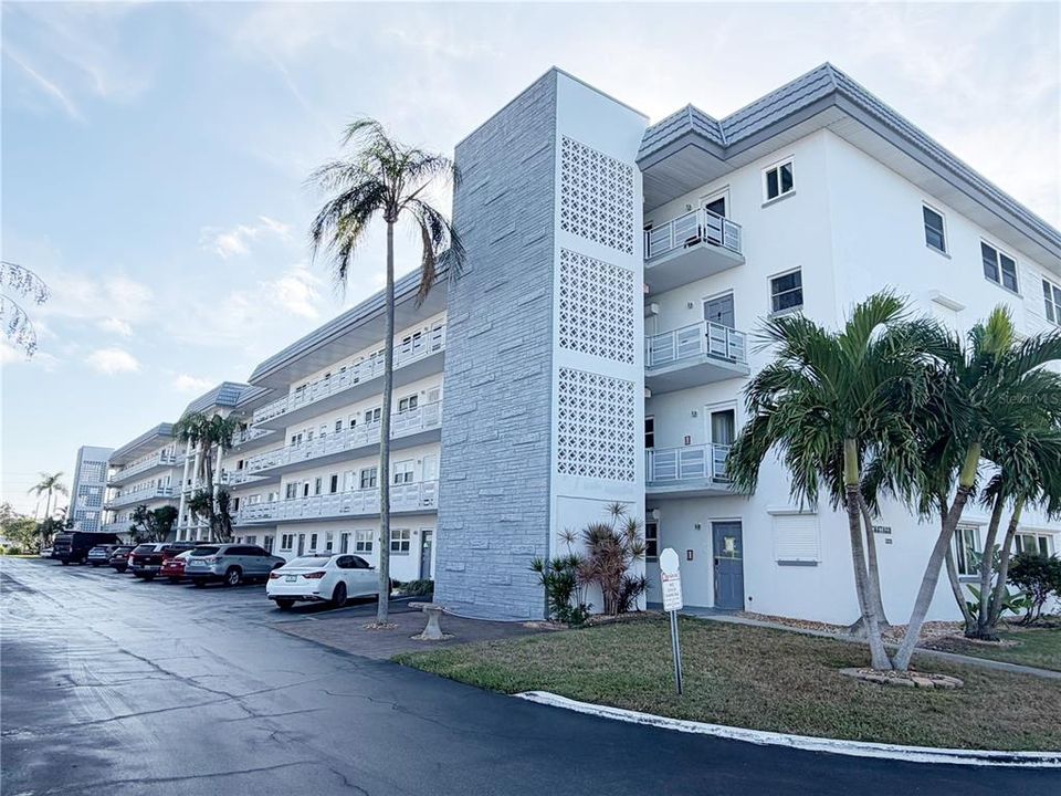 For Sale: $139,000 (1 beds, 1 baths, 1060 Square Feet)