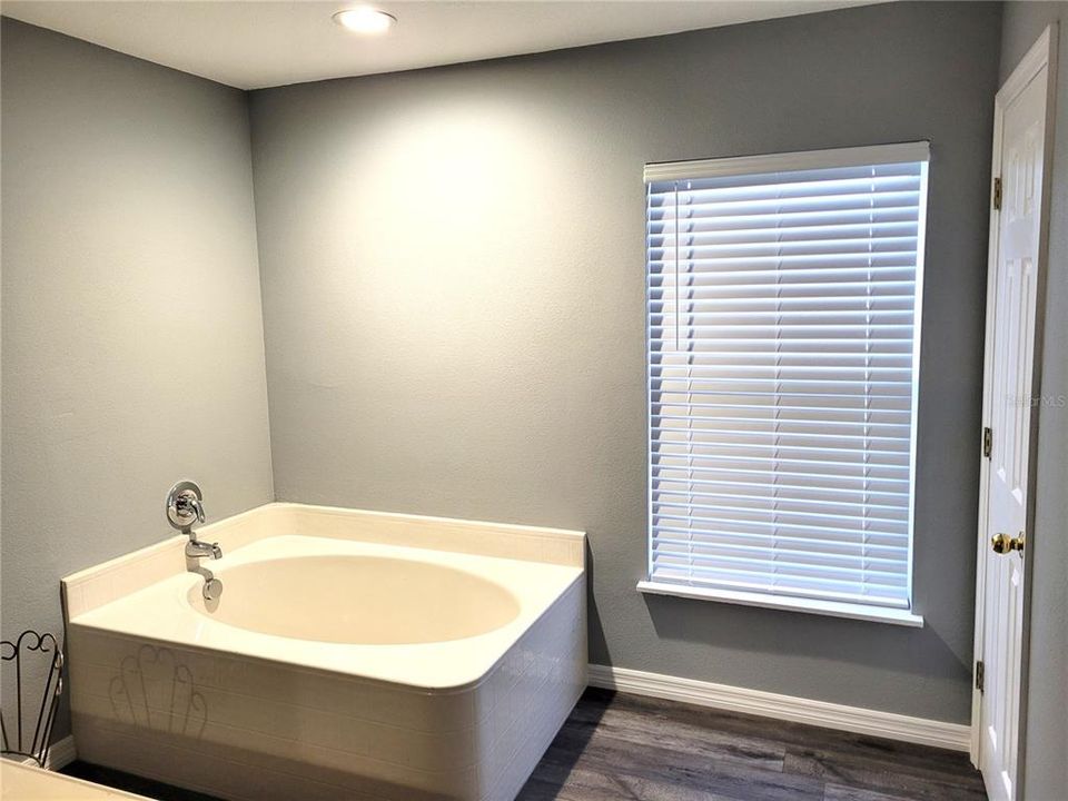 For Rent: $2,350 (5 beds, 2 baths, 2356 Square Feet)