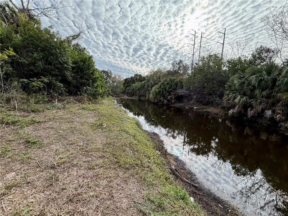 На продажу: $34,900 (3.64 acres)