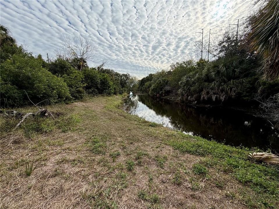 На продажу: $34,900 (3.64 acres)