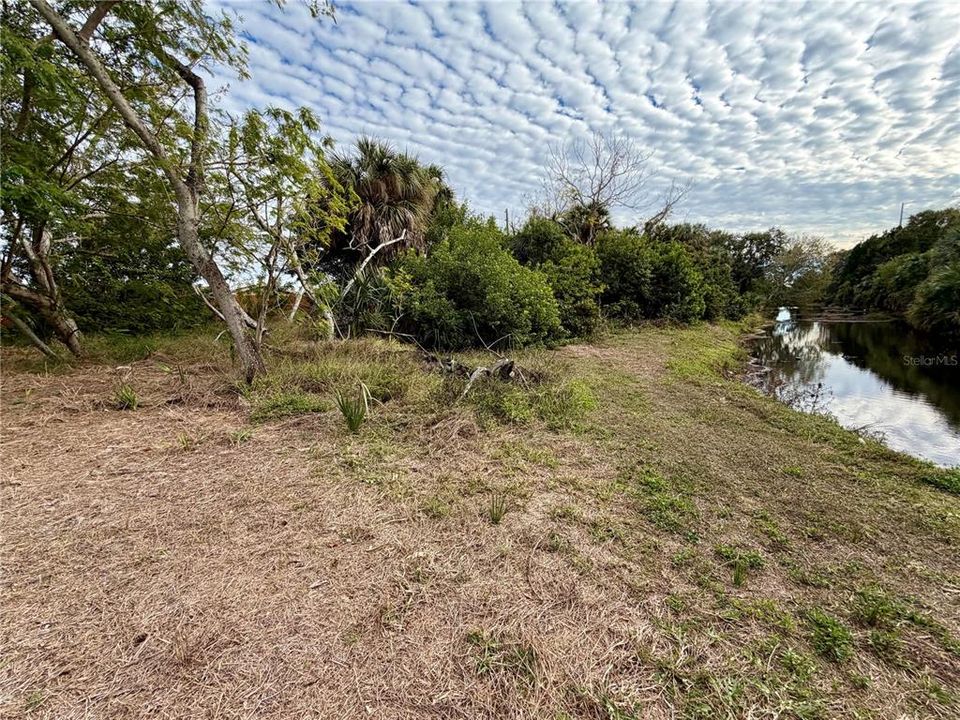 На продажу: $34,900 (3.64 acres)