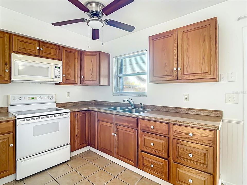 Под контрактом: $190,000 (3 спален, 2 ванн, 1079 Квадратных фут)