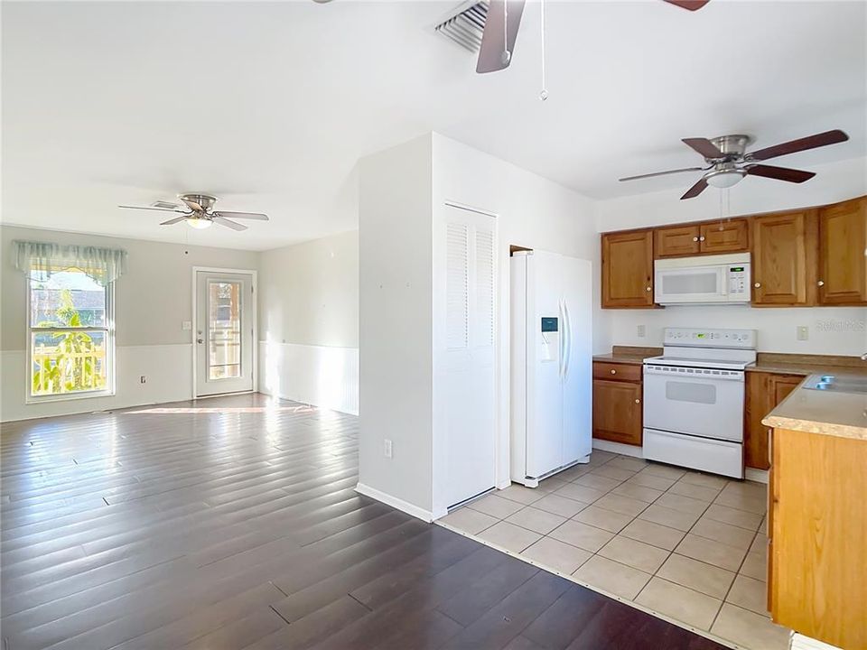 Под контрактом: $190,000 (3 спален, 2 ванн, 1079 Квадратных фут)