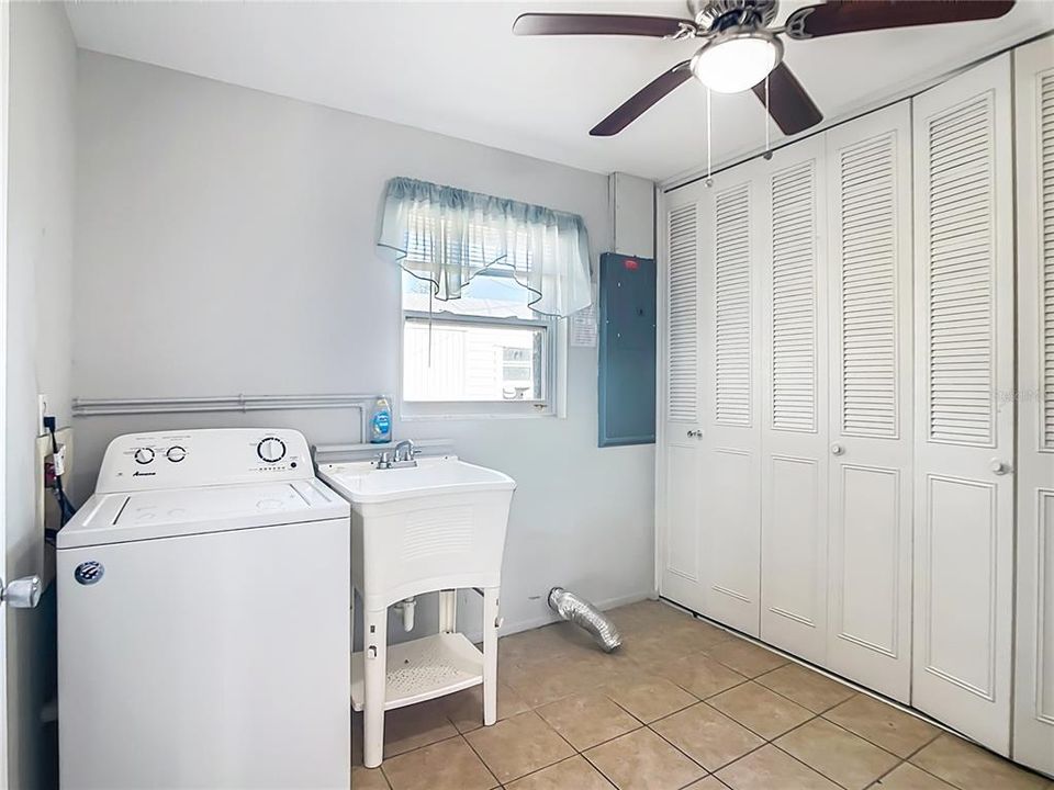 Под контрактом: $190,000 (3 спален, 2 ванн, 1079 Квадратных фут)