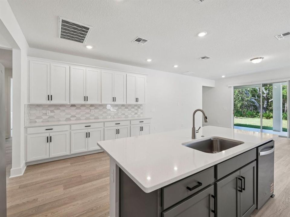 En Venta: $495,652 (5 camas, 3 baños, 3232 Pies cuadrados)