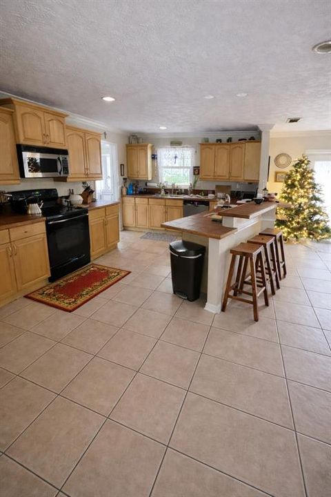 For Sale: $1,200,000 (3 beds, 2 baths, 1760 Square Feet)