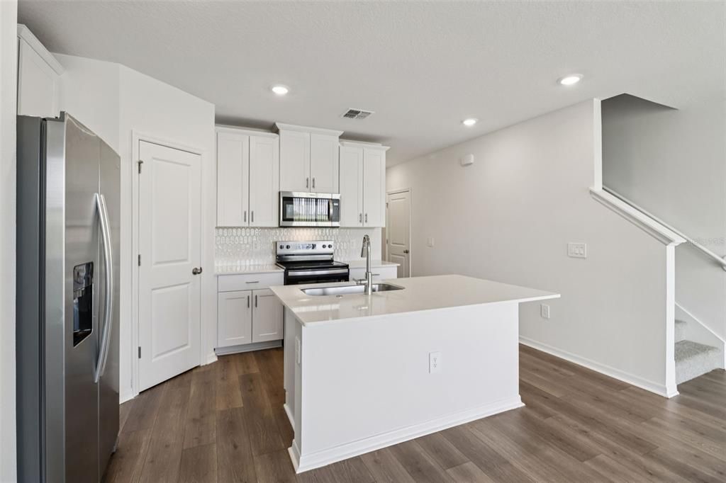 待售: $278,000 (2 贝兹, 2 浴室, 1566 平方英尺)