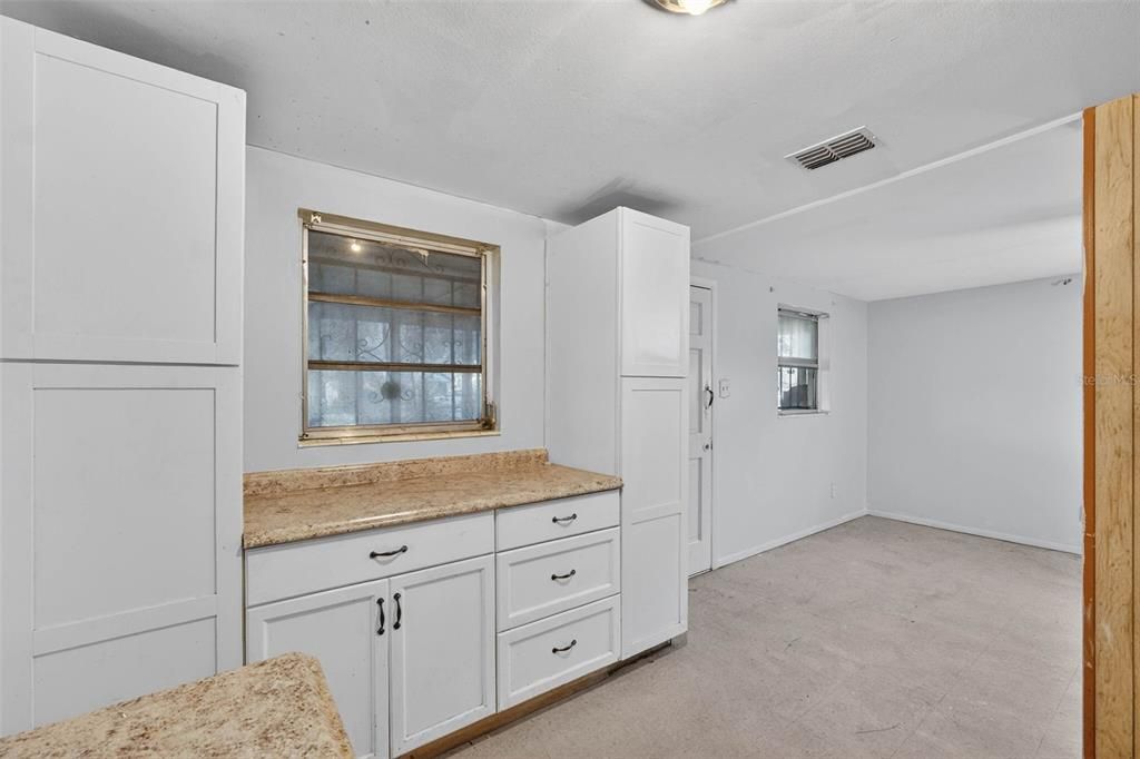 待售: $275,000 (2 贝兹, 1 浴室, 1368 平方英尺)