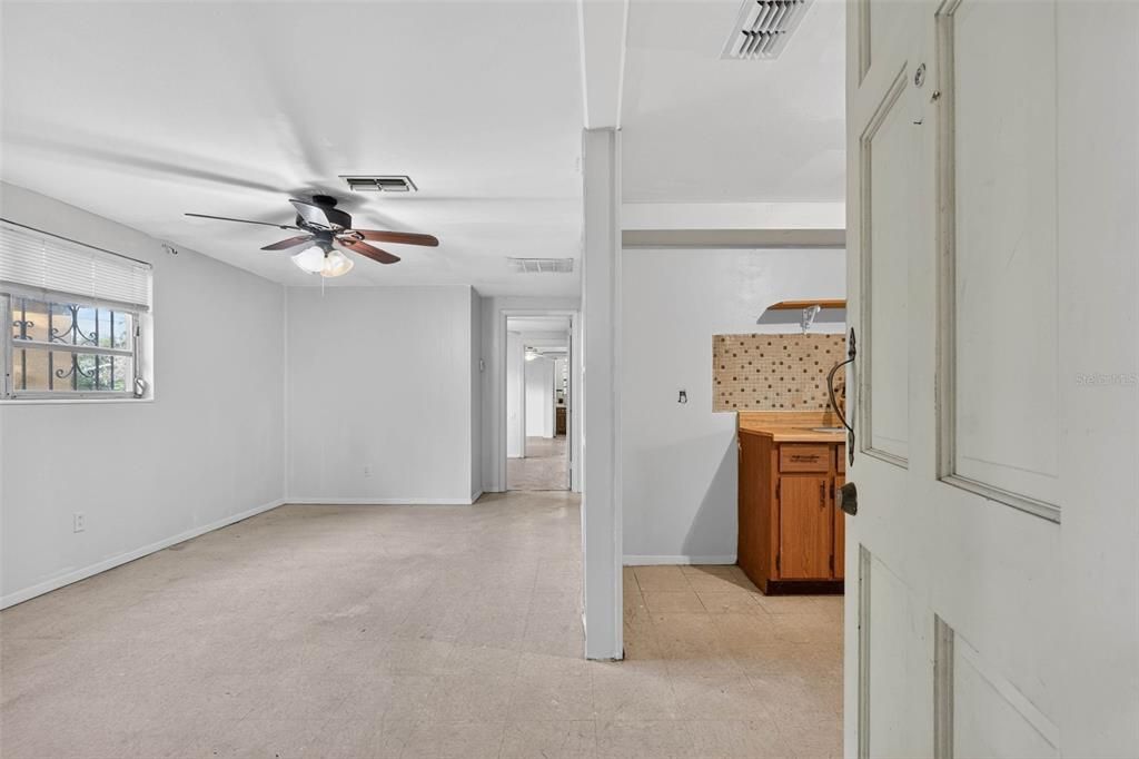 待售: $275,000 (2 贝兹, 1 浴室, 1368 平方英尺)