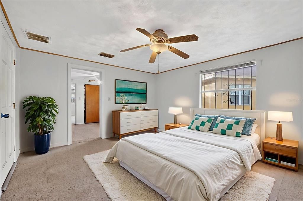 待售: $275,000 (2 贝兹, 1 浴室, 1368 平方英尺)