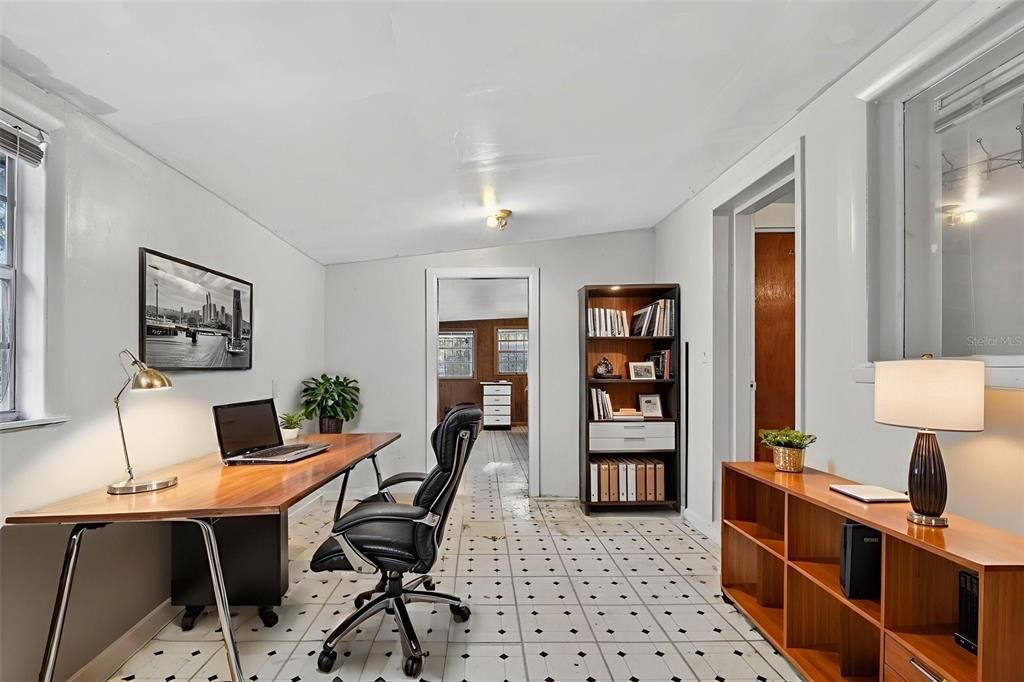 待售: $275,000 (2 贝兹, 1 浴室, 1368 平方英尺)