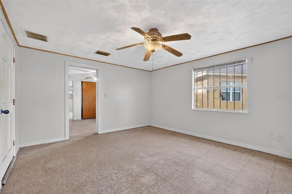 待售: $275,000 (2 贝兹, 1 浴室, 1368 平方英尺)