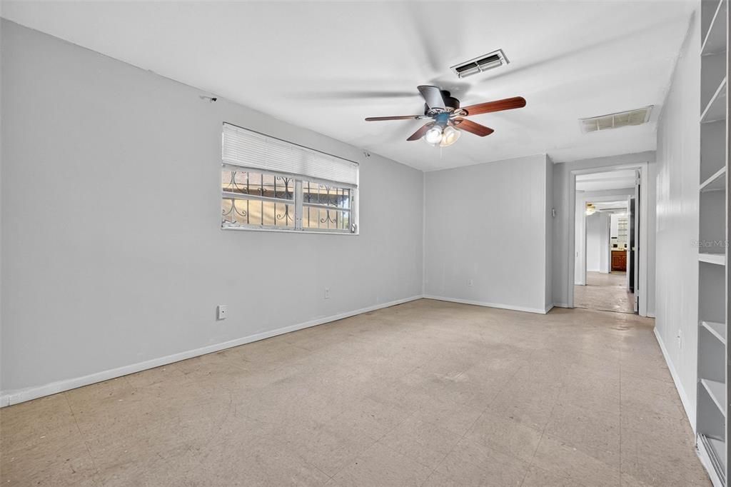 待售: $275,000 (2 贝兹, 1 浴室, 1368 平方英尺)