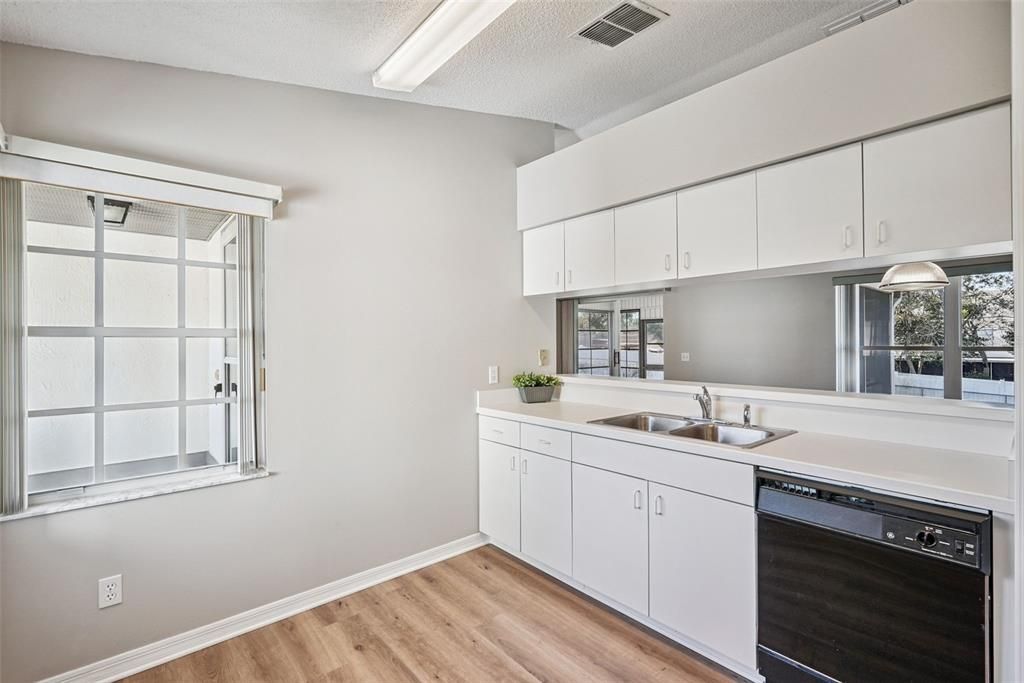 待售: $278,900 (3 贝兹, 2 浴室, 1038 平方英尺)