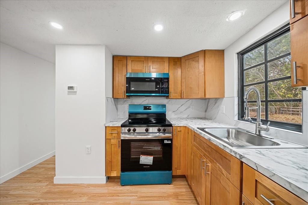 待售: $249,900 (3 贝兹, 1 浴室, 920 平方英尺)