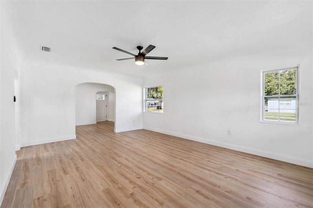 For Sale: $260,000 (3 beds, 1 baths, 1108 Square Feet)