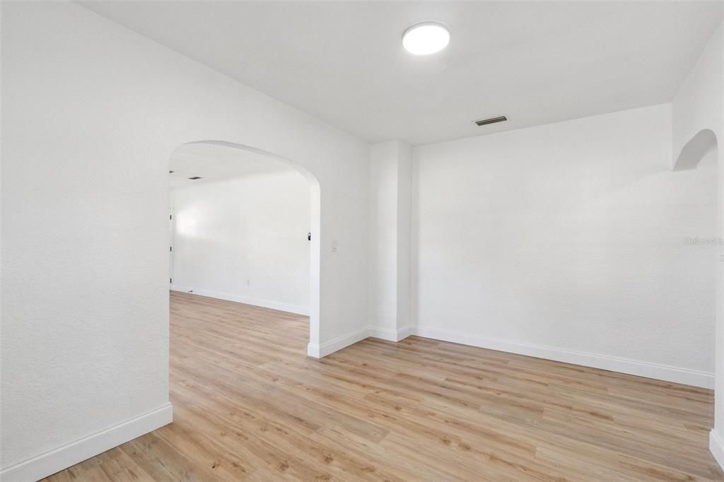 For Sale: $260,000 (3 beds, 1 baths, 1108 Square Feet)